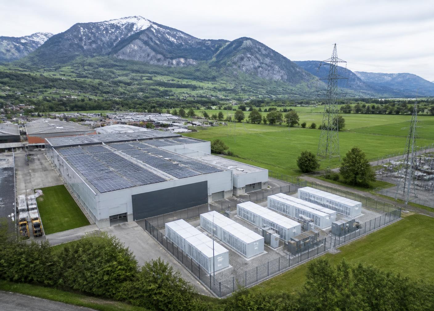 Luftbild eines Schweizer Industrieareals mit PV-Dach und Batteriespeicher-Compound